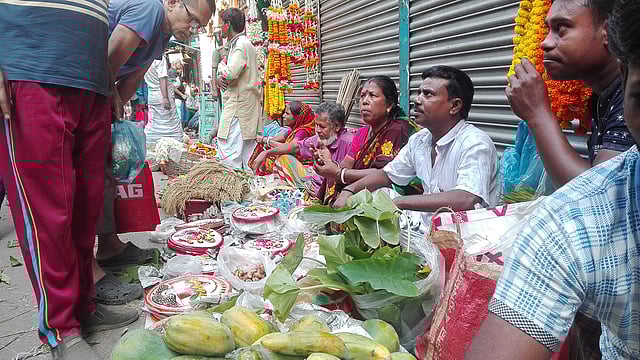 বাঙালি হিন্দু সম্প্রদায়ের অন্যতম প্রধান ধর্মীয় উৎসব লক্ষ্মীপূজা আজ বুধবার। এ উপলক্ষে রাজধানীর শাঁখারীবাজারে বেচাকেনা চলছে। শাঁখারীবাজার, পুরান ঢাকা, ২৪ অক্টোবর। ছবি: প্রবীর কুমার পাল
