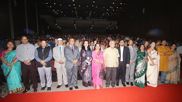 ব্র্যাক ব্যাংক–প্রথম আলো ট্রাস্ট আয়োজিত অদম্য মেধাবী ২০১৮ সংবর্ধনা অনুষ্ঠানে অতিথিদের সঙ্গে অদম্য মেধাবীরা। কৃষিবিদ ইনস্টিটিউশন মিলনায়তন, ফার্মগেট, ঢাকা, ২৩ অক্টোবর। ছবি: সাইফুল ইসলাম
