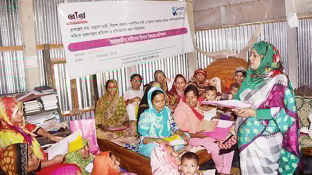 নিজের প্রশিক্ষণ কেন্দ্রে রোকেয়া বেগম। ছবি: অধুনা