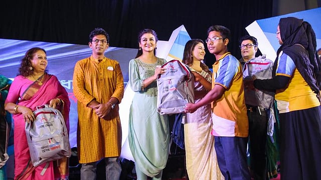 তারকাদের হাত থেকে উপহার গ্রহণ করছে দেশের বিভিন্ন অঞ্চল থেকে আসা মেধাবী শিক্ষার্থীরা। ছবি: সাইফুল ইসলাম