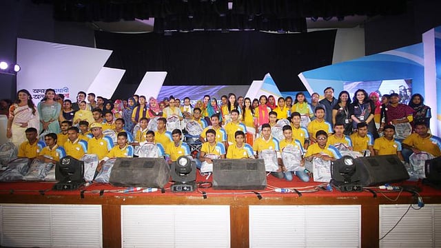 মঞ্চে অতিথিদের সঙ্গে অদম্য মেধাবীরা।