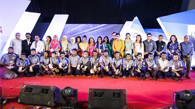 মঞ্চে অতিথিদের সঙ্গে অদম্য মেধাবীরা।