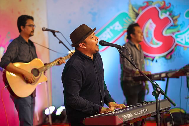 এরপর গান নিয়ে আসেন জনপ্রিয় শিল্পী মিনার। মঞ্চে এসে মিনার পরিবেশনা শুরু করেন বাচ্চুর আরেক বিখ্যাত গান ‘হাসতে দেখ, গাইতে দেখ’ দিয়ে।