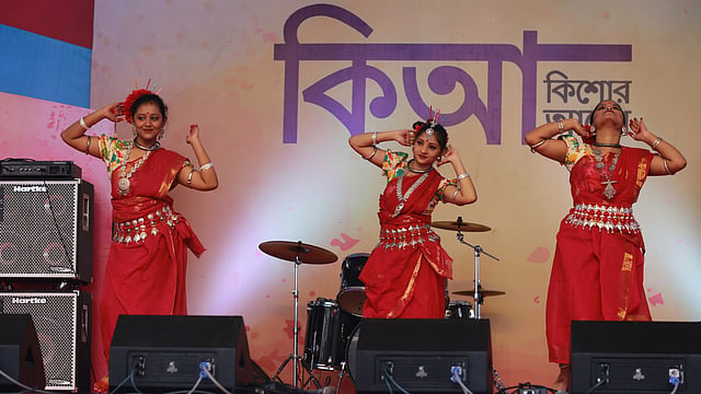 দলীয় নৃত্যে খুদে নৃত্যশিল্পীরা।
