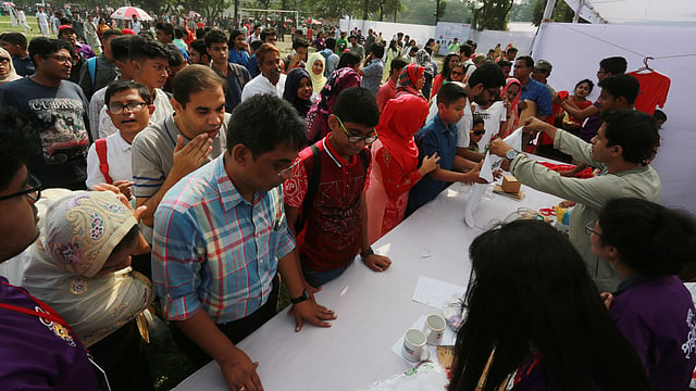 বিভিন্ন সুভেনির নেওয়ার জন্য ভিড়।