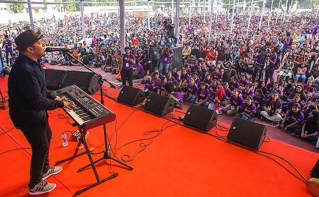 জনপ্রিয় ‘ঝুম’ গান ছিল মিনারের শেষ পরিবেশনা।