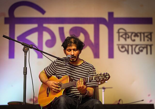 সবার শেষে মঞ্চে আসেন অর্ণব।