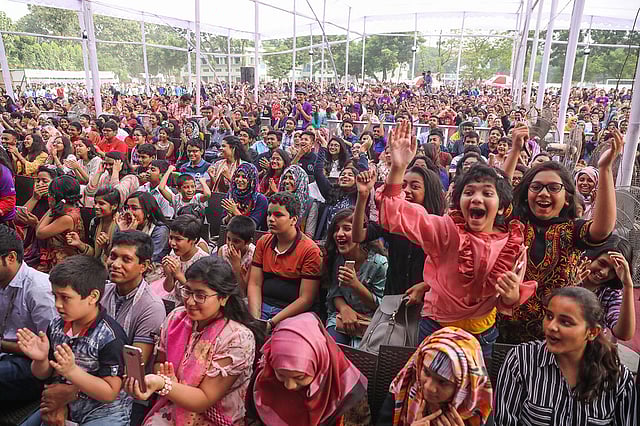 সুরের মূর্ছনায় উচ্ছ্বসিত কিশোর-তরুণেরা।