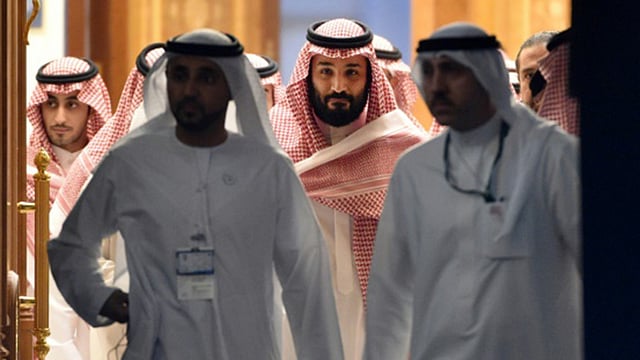 বুধবার রিয়াদে অনুষ্ঠিত বিনিয়োগ সম্মেলনে প্রবেশ করছেন যুবরাজ মোহাম্মদ। ছবি: এএফপি