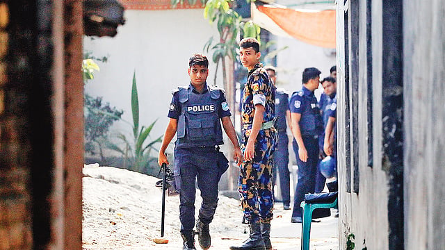 নরসিংদীর মাধবদীতে জঙ্গি আস্তানা সন্দেহে একটি বাড়ি ঘিরে রেখেছিল পুলিশ।  ফাইল ছবি