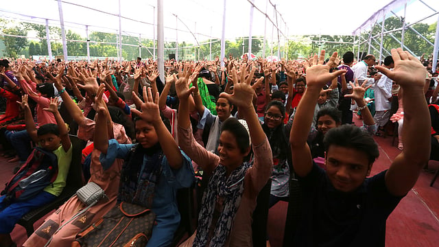কিশোর আলোর পাঠকদের পদচারণায় মুখর রেসিডেনসিয়াল মডেল কলেজ প্রাঙ্গণ।