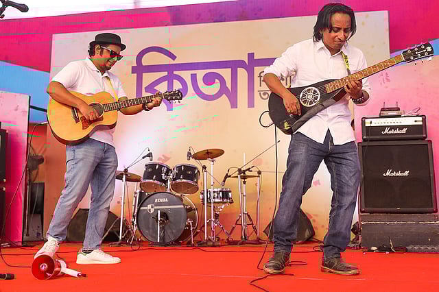 প্রয়াত আইয়ুব বাচ্চুর ‘সেই তুমি’ গান দিয়ে নিজেদের পরিবেশনা শেষ করেন মুন ও শুভ ।