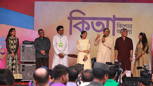 কথা বলছেন, বিশ্বসাহিত্য কেন্দ্রের প্রতিষ্ঠাতা অধ্যাপক আবদুল্লাহ আবু সায়ীদ।