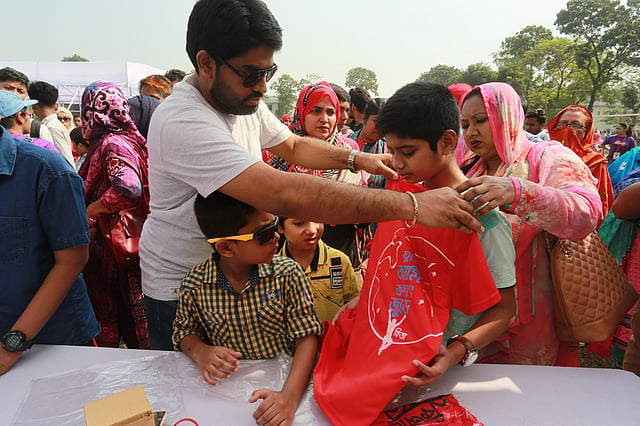 নিজের জন্য কিশোর আলোর টিশার্ট পছন্দ করছে একজন।