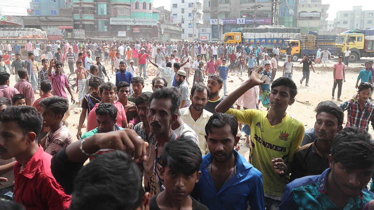 বাংলাদেশ–চীন মৈত্রী প্রথম বুড়িগঙ্গা সেতু টোলমুক্ত করার দাবিতে আন্দোলনরত শ্রমিকেরা। ছবি: সাজিদ হোসেন