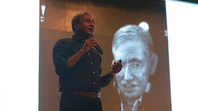 কিআর বন্ধুদের সঙ্গে কাজের অভিজ্ঞতা বিনিময় করছেন ‘ক্যামেরার কবি’ নাসির আলী মামুন।