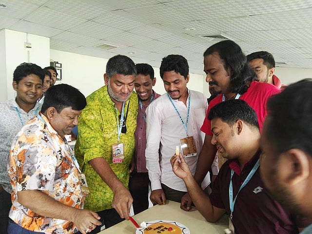 সাংবাদিক আতিফ আজমের কেক কাটা হচ্ছে জহুর আহমেদ চৌধুরী স্টেডিয়ামে। ছবি: সাংবাদিক আরিফুর রহমানের ফেসবুক ওয়াল থেকে