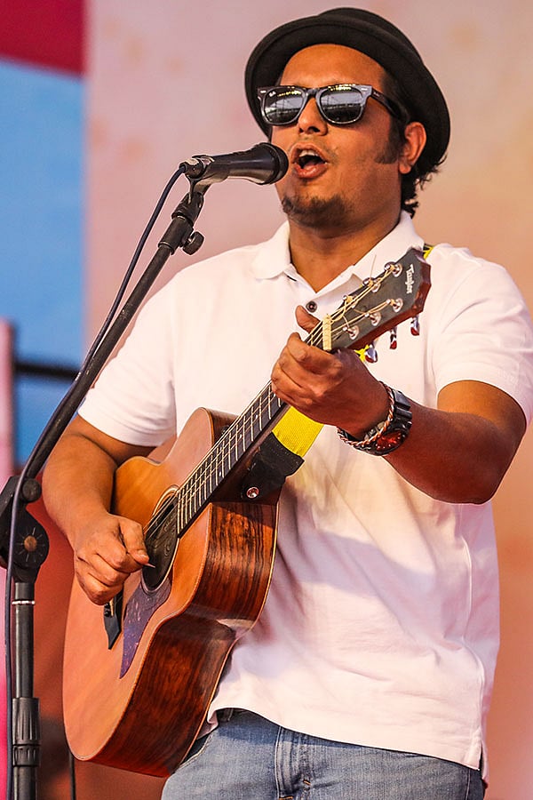 পরে সংগীত পরিবেশন করেন ‘ডি রকস্টার’ শুভ ।