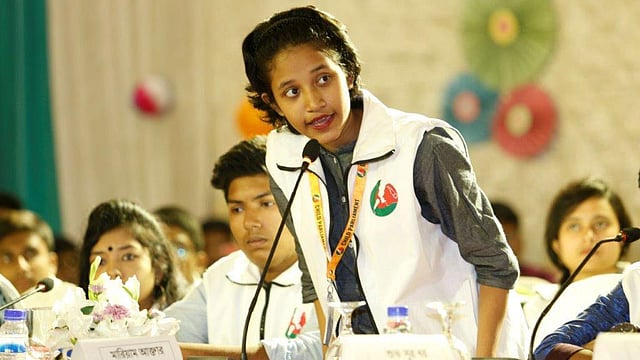শিশুদের নিয়ে প্রতীকী সংসদ অধিবেশন বক্তব্য দিচ্ছে এক শিশু। ছবি: প্রথম আলো