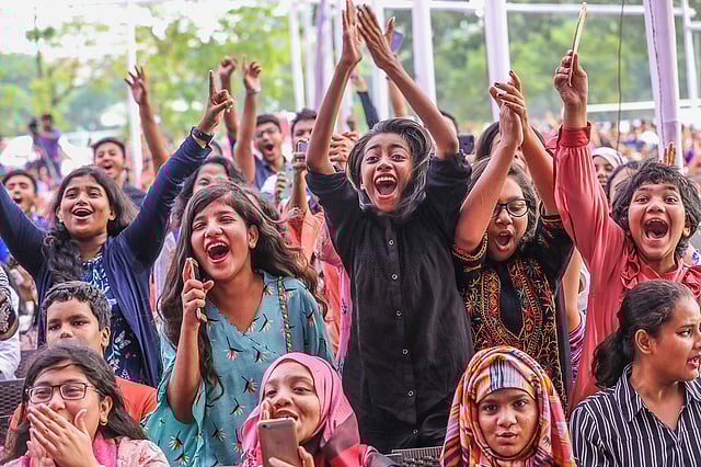 প্রিয় শিল্পীর গানের সঙ্গে উল্লাস।