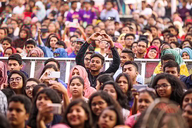 ‘সেই তুমি’ গানের সঙ্গে তাল মিলিয়ে এক কিশোর দর্শক।