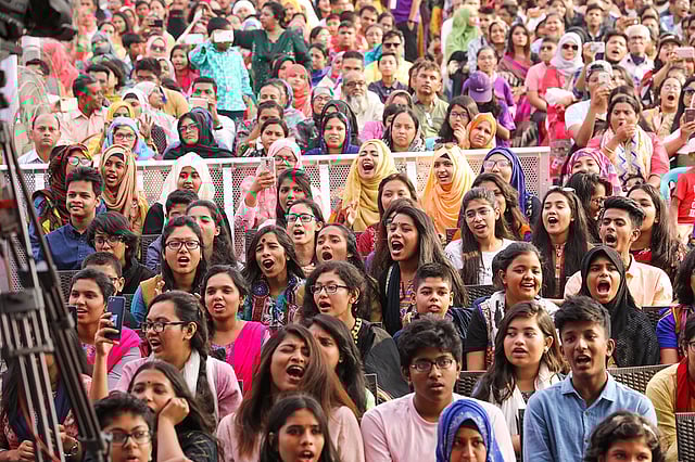 অর্ণবের সঙ্গে তাল মিলিয়ে গাইছেন সবাই।