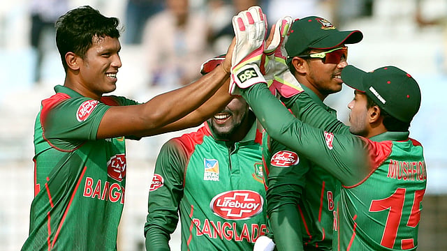 শুরুতেই আঘাত হেনেছিলেন সাইফউদ্দিন। ছবি: শামসুল হক