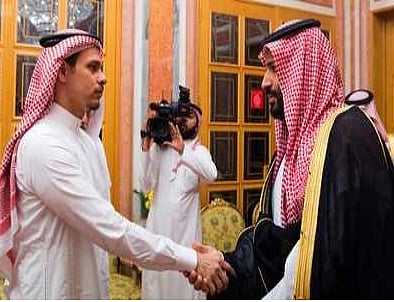 মঙ্গলবার সৌদি রাজপ্রাসাদে খাসোগির ছেলে সালাহকে ডেকে এনে সান্ত্বনা দেন যুবরাজ মোহাম্মদ বিন সালমান। ছবি: এএফপি