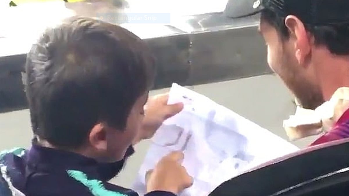 নিজের আঁকা ছবি বাবাকে দেখাচ্ছে থিয়াগো মেসি