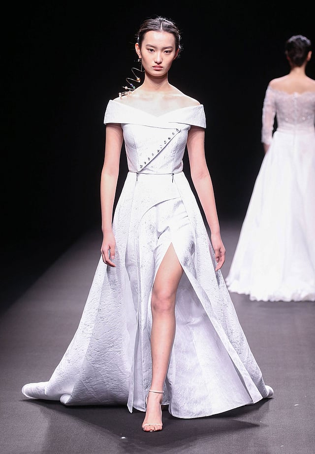 চায়না ফ্যাশন উইকে এক মডেলের পরিবেশনা। বেইজিং, চীন, ২৭ অক্টোবর। ছবি: এএফপি