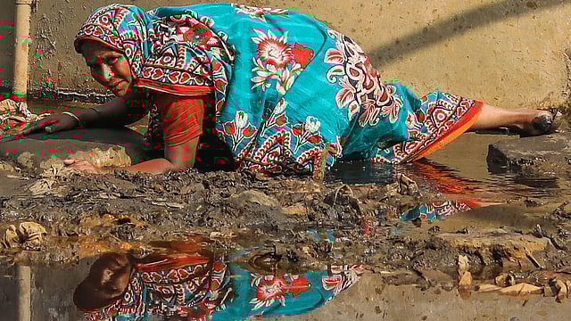 বিভিন্ন কারখানার রাসায়নিক মিশ্রিত পানি ও বর্জ্যের কারণে বেহাল ঢাকার শ্যামপুর বিসিক শিল্প নগরীর সড়কগুলো। চলাচলে এভাবেই গর্তে পড়ে ভোগান্তি পোহাতে হচ্ছে সাধারণ মানুষকে। কলেজ রোড, কদমতলী, ঢাকা, ২৭ অক্টোবর । ছবি: দীপু মালাকার