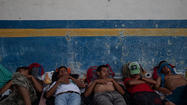 লাতিন আমেরিকার বিভিন্ন দেশের এই শরণার্থীরা যুক্তরাষ্ট্রে যাওয়ার চেষ্টা করে চলেছে। অপেক্ষায় থাকা এসব শরণার্থী একপর্যায়ে ঘুমিয়ে পড়ে। অ্যারিগা, মেক্সিকো, ২৬ অক্টোবর।
