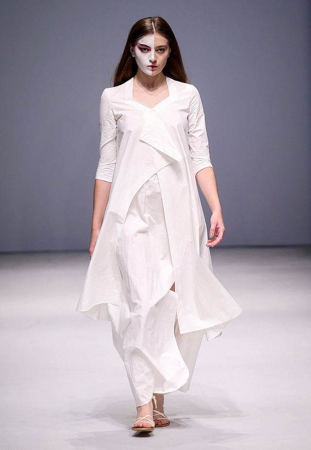 চায়না ফ্যাশন উইকে এক মডেলের পরিবেশনা। বেইজিং, চীন, ২৭ অক্টোবর। ছবি: এএফপি