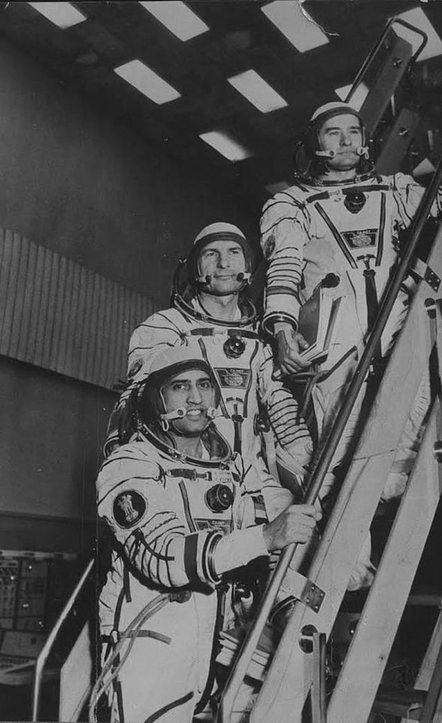 মহাকাশযানে ওঠার আগে তিন নভোচারী