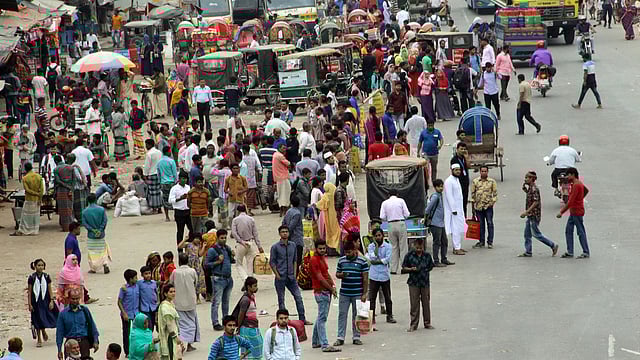 পরিবহন ধর্মঘটের কারণে বাস চলাচল না করায় চরম ভোগান্তির শিকার হন যাত্রীরা। বাসের জন্য অপেক্ষায় যাত্রীরা। ঢাকা-আরিচা মহাসড়ক, মানিকগঞ্জ, ২৮ অক্টোবর। ছবি: আব্দুল মোমিন