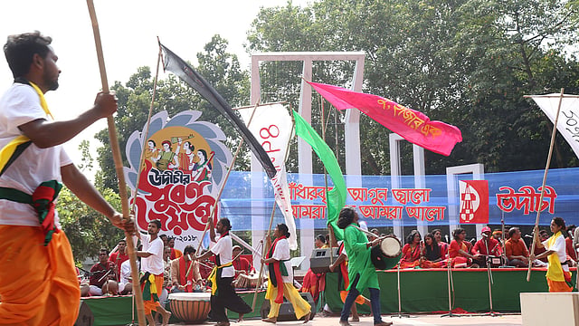 শহীদ মিনারে উদীচীর সূবর্ণজয়ন্তীর সমাপনী অনুষ্ঠানের উদ্বোধনীতে সাংস্কৃতিক পরিবেশনা। ছবি: প্রথম আলো