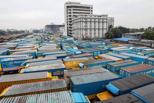 শ্রমিকদের ধর্মঘটের প্রথম দিনে তেজগাঁও ট্রাকস্ট্যান্ড থেকে ছেড়ে যায়নি কোনো গাড়ি। তেজগাঁও, ঢাকা, ২৮ অক্টোবর। ছবি: দীপু মালাকার