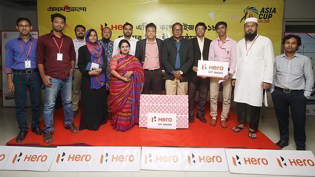 প্রথম আলো আয়োজিত হিরো এশিয়া কাপ কুইজের বিজয়ীদের হাতে পুরস্কার তুলে দেওয়া হয়েছে। আয়োজকদের সঙ্গে বিজয়ীরা। নিকুঞ্জ, খিলক্ষেত, ঢাকা, ২৮ অক্টোবর। ছবি: আবদুস সালাম