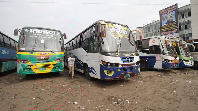 বাংলাদেশ সড়ক পরিবহন শ্রমিক ফেডারেশনের ডাকা পরিবহন ধর্মঘট চলছে। রাজধানীর মহাখালী বাস টার্মিনাল থেকে ছেড়ে যায়নি কোনো দূরপাল্লার বাস। ঢাকা, ২৮ অক্টোবর। ছবি: আবদুস সালাম