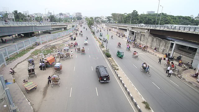 সড়ক পরিবহন আইনের কয়েকটি ধারা সংশোধনসহ ৮ দফা দাবিতে রোববার থেকে সারা দেশে ৪৮ ঘণ্টার পরিবহন ধর্মঘট শুরু করেছে বাংলাদেশ সড়ক পরিবহন শ্রমিক ফেডারেশন। সড়কে নেই কোনো গণপরিবহন। বাংলাদেশ টেলিভিশন ভবন এলাকা, রামপুরা, ঢাকা, ২৮ অক্টোবর। ছবি: আবদুস সালাম