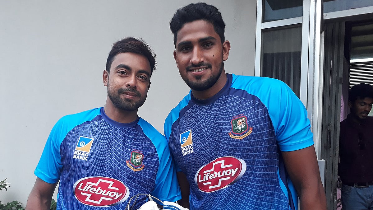 সিলেট আন্তর্জাতিক স্টেডিয়ামের ইনডোরে অনুশীলন শেষে দুই সিলেটি আবু জায়েদ-খালেদ আহমেদ। ছবি: রানা আব্বাস