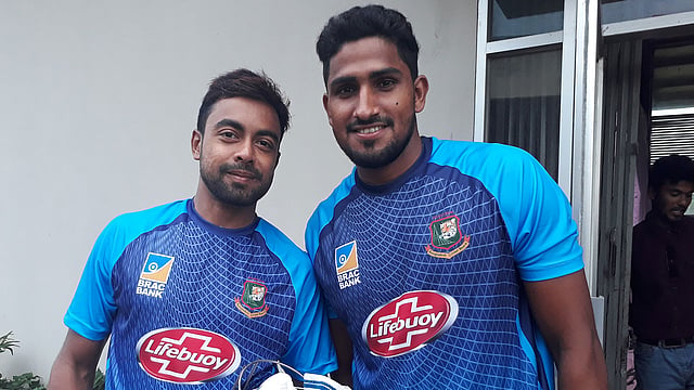 সিলেট আন্তর্জাতিক স্টেডিয়ামের ইনডোরে অনুশীলন শেষে দুই সিলেটি আবু জায়েদ-খালেদ আহমেদ। ছবি: রানা আব্বাস