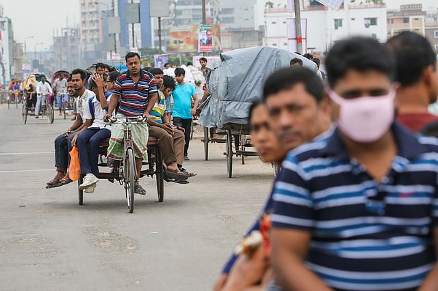 শ্রমিকদের ধর্মঘটের ফলে গণপরিবহন না পেয়ে ভ্যানে করে যেতে হয় সাধারণ মানুষকে। বাবুবাজার, ঢাকা, ২৮ অক্টোবর। ছবি: দীপু মালাকার