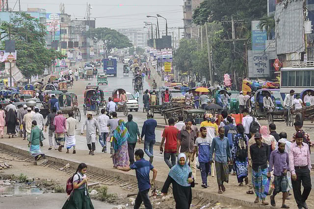 পরিবহন ধর্মঘটের কারণে বাস চলাচল না করায় হেঁটে গন্তব্যের পথে যাত্রীরা। কদমতলী, কেরানীগঞ্জ, ঢাকা, ২৮ অক্টোবর। ছবি: দীপু মালাকার