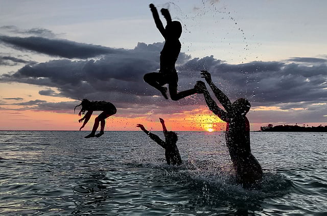 সূর্যাস্তের সময় সাগরসৈকতে খেলায় মেতেছেন তাঁরা। কো কাট দ্বীপ, ট্রেট প্রদেশ, থাইল্যান্ড, ২৭ অক্টোবর। ছবি: রয়টার্স