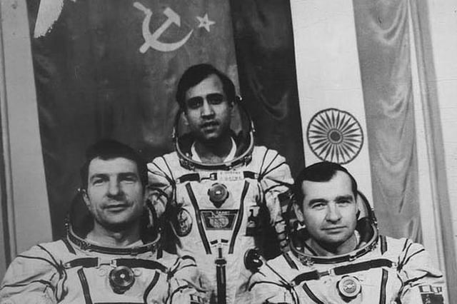 রুশ নভোচারী ইউরি মেলিশেভ আর গেনাডি স্টেকালভের সঙ্গে রাকেশ শর্মা