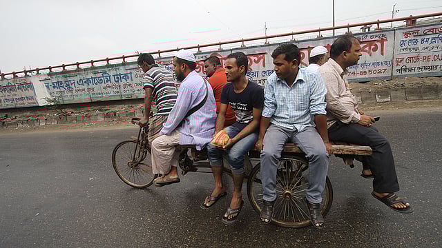 বাংলাদেশ সড়ক পরিবহন শ্রমিক ফেডারেশনের ডাকা ৪৮ ঘণ্টার পরিবহন ধর্মঘট চলছে। গণপরিবহন না পেয়ে অনেকে এভাবে রিকশা-ভ্যানে করে গন্তব্যে পৌঁছেছেন। যাত্রাবাড়ী, ঢাকা, ২৮ অক্টোবর। ছবি: আবদুস সালাম