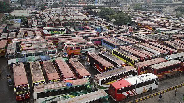 পরিবহন ধর্মঘট চলায় রাজধানীর সায়েদাবাদ বাস টার্মিনাল থেকে ছেড়ে যায়নি কোনো দূরপাল্লার বাস। স্থবির বাস টার্মিনাল। ঢাকা, ২৮ অক্টোবর। ছবি: আবদুস সালাম