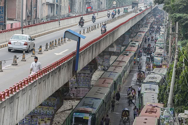পরিবহন ধর্মঘটের কারণে রাজধানীর ফুলবাড়িয়া বাসস্ট্যান্ড থেকে ছেড়ে যায়নি কোনো দূরপাল্লার বাস। উড়ালপথেও ছিল না যানবাহনের চাপ। ঢাকা, ২৮ অক্টোবর। ছবি: দীপু মালাকার