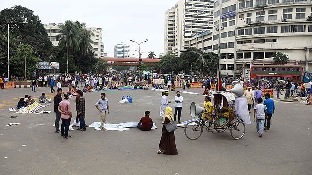 আজ সকালে এভাবেই রাস্তায় বসে পড়েন আন্দোলনকারীরা। ছবি: প্রথম আলো